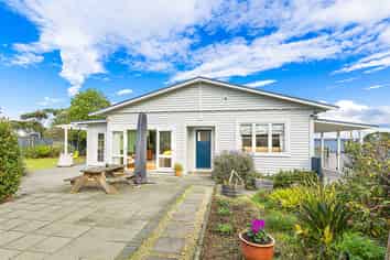 300 Pukehina Parade, Pukehina