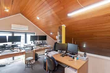 WELL-LOCATED MEDICAL - 137m²