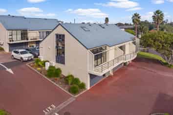 WELL-LOCATED MEDICAL - 137m²