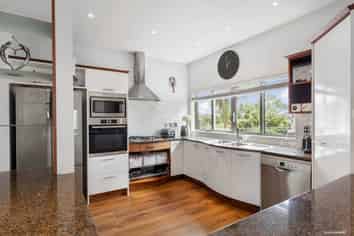 10 The Knoll, Greenhithe