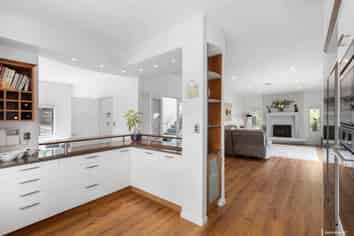 10 The Knoll, Greenhithe