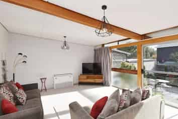 2/163 Queens Drive, Windsor