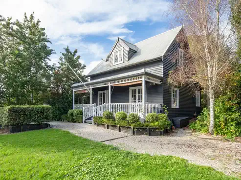 6 School Road, Riverhead