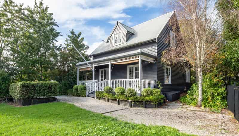 6 School Road, Riverhead