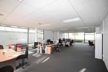 GROUND FLOOR OFFICE/ SHOWROOM