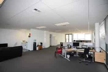 GROUND FLOOR OFFICE/ SHOWROOM