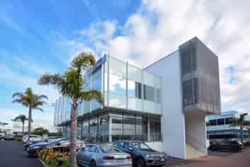 GROUND FLOOR OFFICE/ SHOWROOM