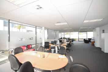 GROUND FLOOR OFFICE/ SHOWROOM