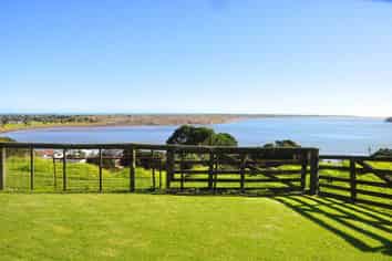 5 & 5a Cobourne Place, Port Waikato