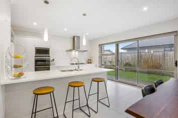 6 Andalusian Way, Karaka