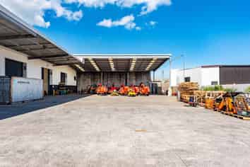 2,357M² AIRPORT OAKS INDUSTRIAL WITH LARGE YARD