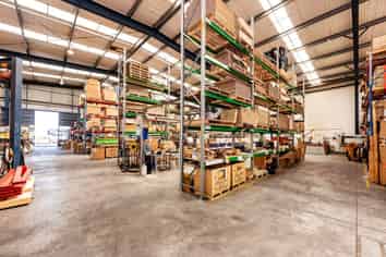 2,357M² AIRPORT OAKS INDUSTRIAL WITH LARGE YARD