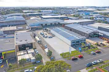 2,357M² AIRPORT OAKS INDUSTRIAL WITH LARGE YARD
