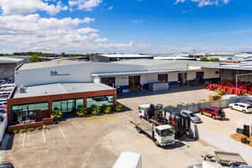 2,357M² AIRPORT OAKS INDUSTRIAL WITH LARGE YARD