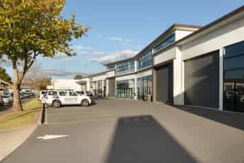 High spec warehouse and office - Prime location 