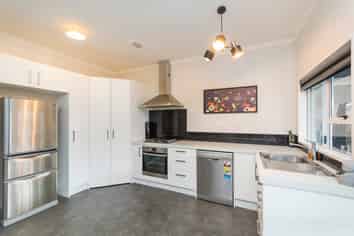 8 Ngaio Street, West End