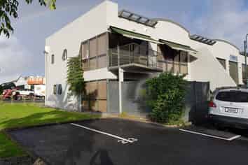 Perfect small business location or live/work