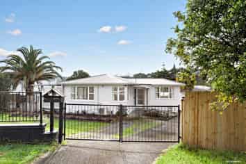 51 Lauderdale Road, Birkdale