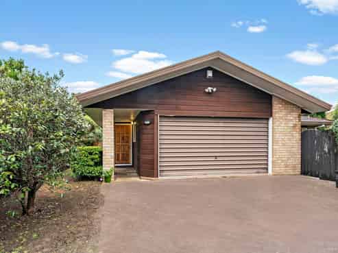 2/24 Steeple Rise, Pakuranga