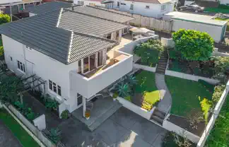 61a Christopher Street, Avenues