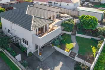 61a Christopher Street, Avenues