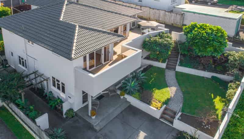 61a Christopher Street, Avenues