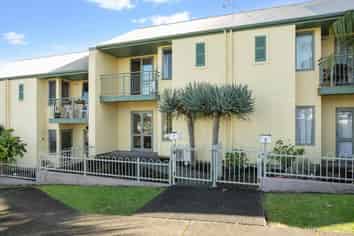 7 Mt Lebanon Lane, Henderson