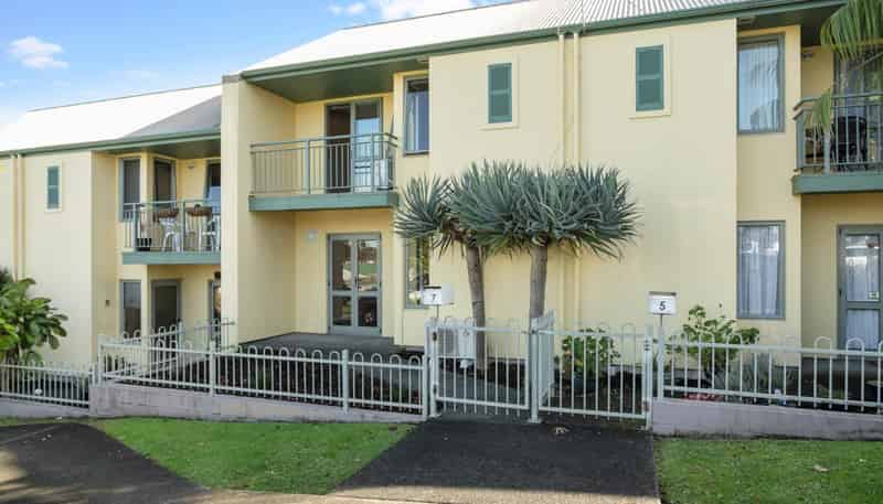 7 Mt Lebanon Lane, Henderson