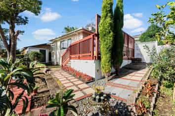 1 Poturi Streams Avenue, Titirangi