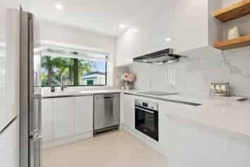 1 Poturi Streams Avenue, Titirangi