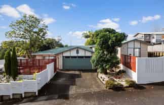 1 Poturi Streams Avenue, Titirangi