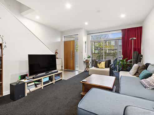 8/59 The Parade, Island Bay