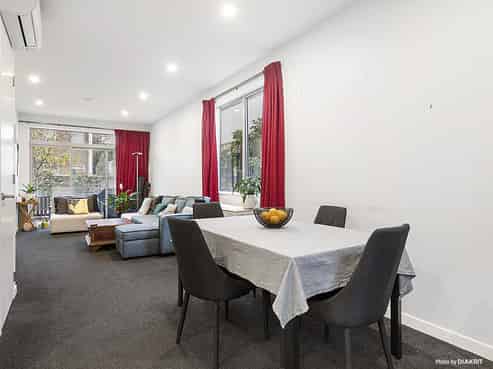 8/59 The Parade, Island Bay