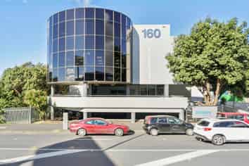 REFURBISHED FLOORS WITH MOTORWAY ACCESS