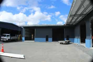 Warehouse with easy SH 1 access