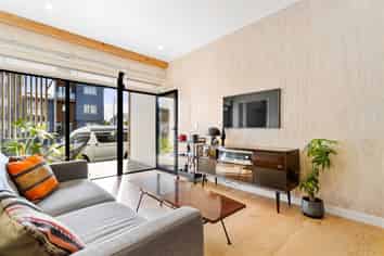 2/165 Hobsonville Point Rd, Hobsonville