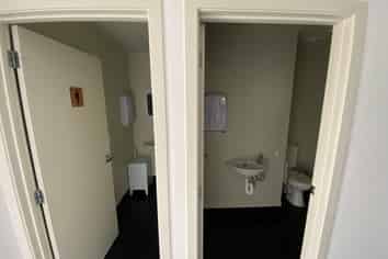 Sunny, spacious office - plenty of car parks!