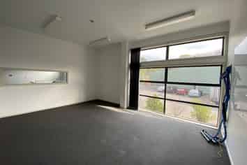 Sunny, spacious office - plenty of car parks!