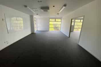 Sunny, spacious office - plenty of car parks!