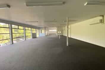 Sunny, spacious office - plenty of car parks!