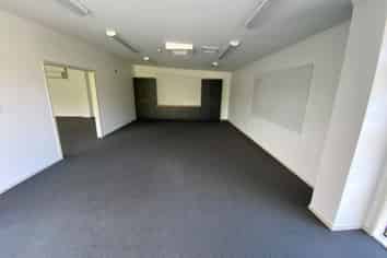 Sunny, spacious office - plenty of car parks!