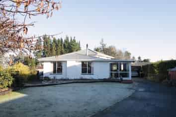 64 Great North Road, Winton