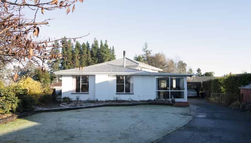 64 Great North Road, Winton