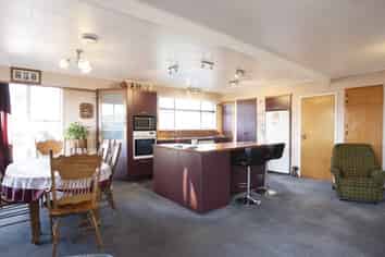 64 Great North Road, Winton