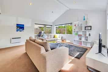 4/372 Whangaparaoa Road, Stanmore Bay