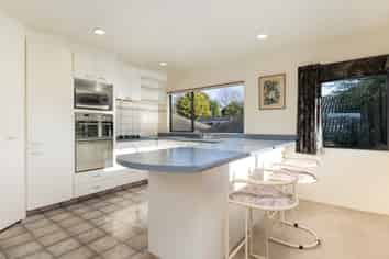 23B Burrows Street, Avenues