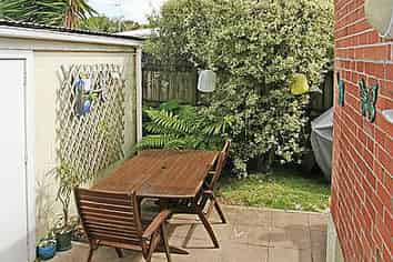 2/22 Kings Road, Panmure