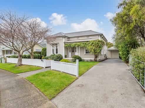 6 Phar Lap Grove, Trentham