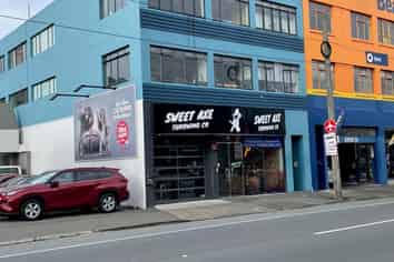 High Profile Retail Showroom and Warehouse 