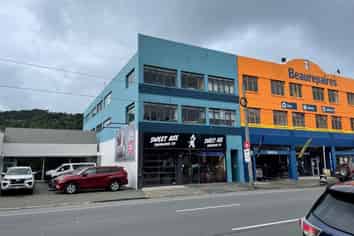 High Profile Retail Showroom and Warehouse 